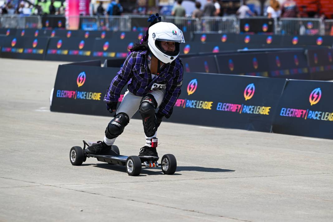 Elektrikli araç festivalinde kaykaylar otomobilleri solladı 9